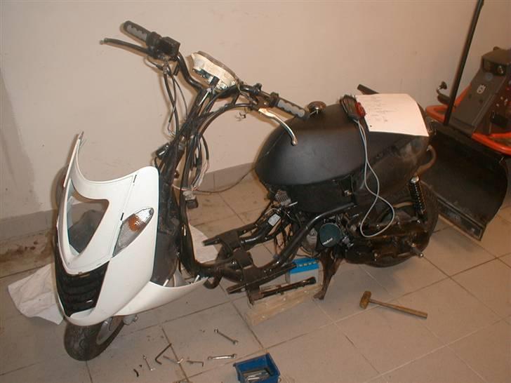 Aprilia Sonic *SOLGT* - Og sådan ser den ud nu :P er igang med fixe en masse ting der ikke virker på den :/ billede 2