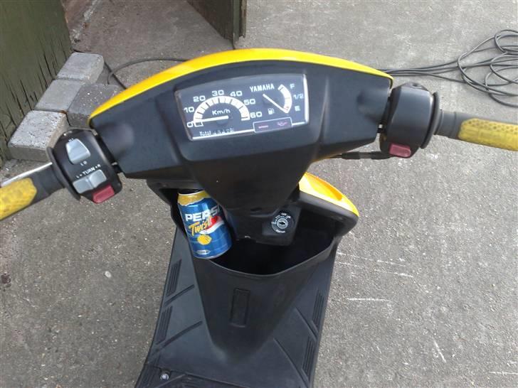 Yamaha Jog fs | Gulelyn, Byttet - selvfølgelig er der lige plads til et par pepsi twist. så den skal squ da også med på billedet ! :D billede 6