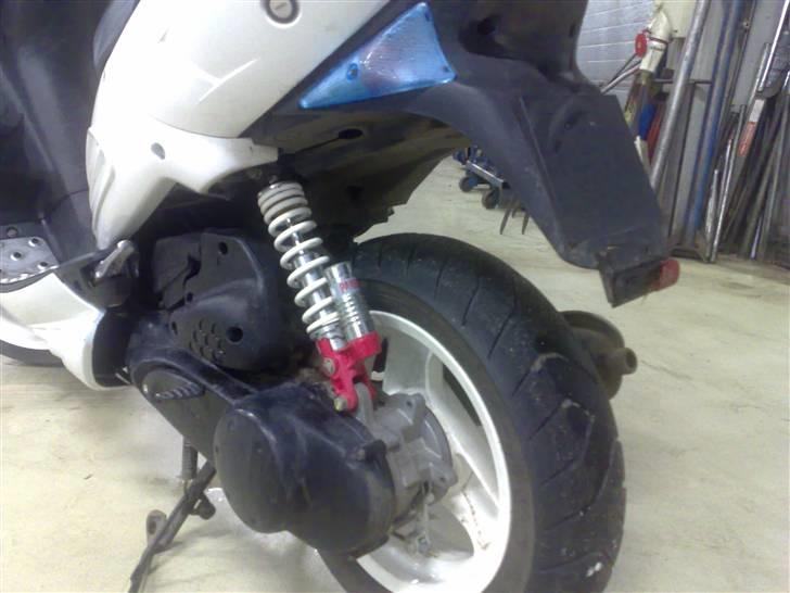 Peugeot  speedfight 2 (byttet) - motoren... med gas-støddæmper og blå lygteglas billede 6