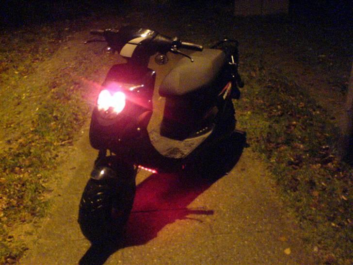 PGO Hot 50 - Rødt billede 9