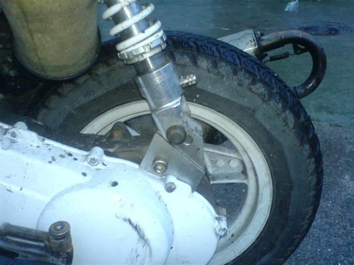 Piaggio zip - lige et af forhæjer og dæmper. skal have andet dæk derfor der er maling på billede 9