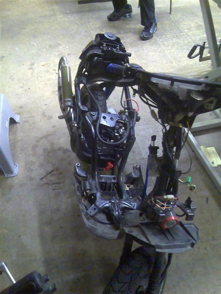 Yamaha Jog FS - STJÅLET !!! - Motoren på stellet for første gang :D billede 4