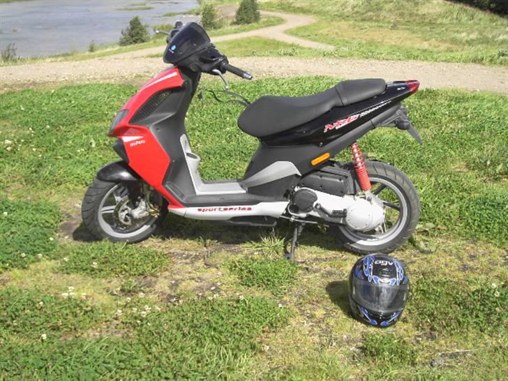 Piaggio NRG DT POWER SOLGT!! - har faktisk en anden hjelm nu :P  billede 2