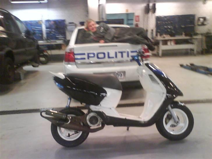 Aprilia Sonic - Kim´s gamle sonic og mig på politibil:) billede 10