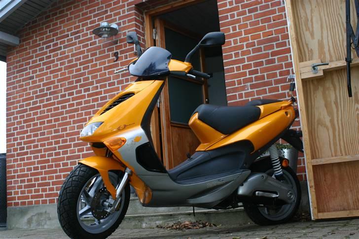 Aprilia Sr 50 LC DD byttes med RR - Pæn farve dog er noget af det grå folie gået til billede 1