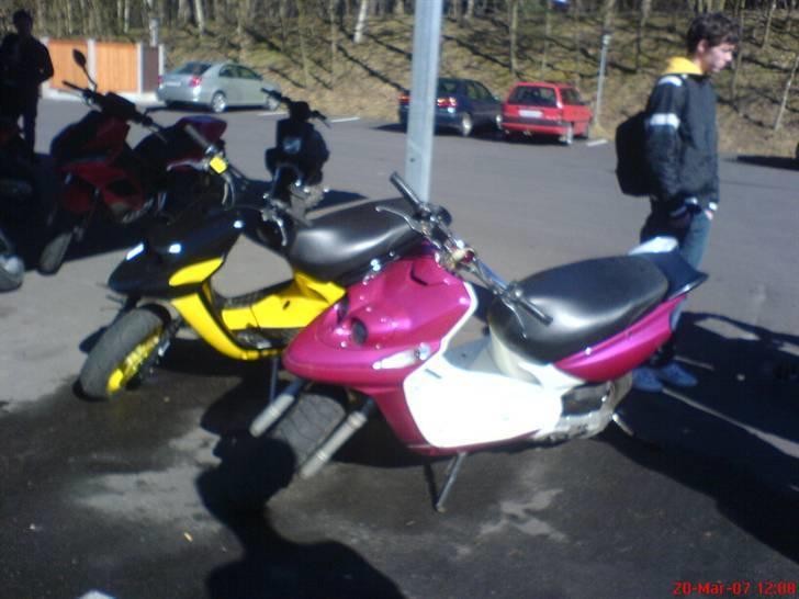 Yamaha Bws Bump - Det var sgu tider den gang, (lige fundet billede idag d. 16/12/07) Hvade lige fået den bygget op der, og min ven havde lige fået sin færdi der, de var noget der skilte sig ud på skolen den gang :) billede 15
