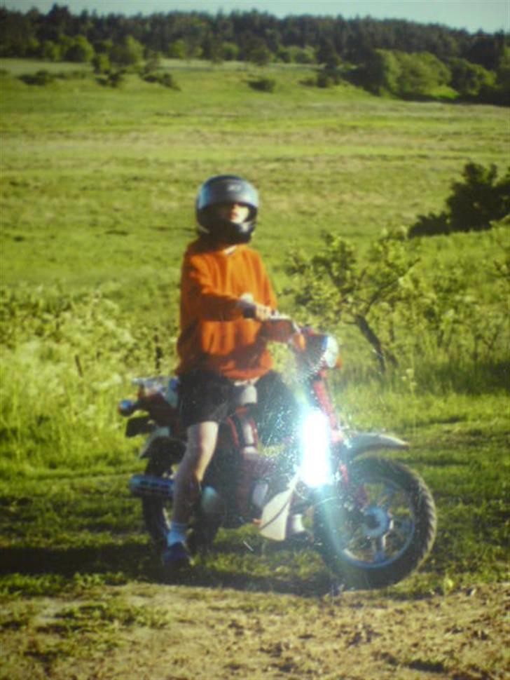 Suzuki FZ 50 Solgt - Da jeg var 12 år :P haha pisse grim hjelm  billede 10
