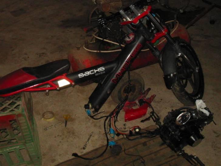 Sachs Madass - Byttet til sonic - Ved og skifte ledningnet... og ja., så skal dne skilles så meget ad... har slf os haft forhjulet pillet af... billede 10