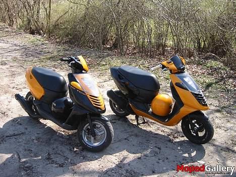 Aprilia Sonic solgt - Det er min til højre! Sådan er det når man keder sig og bytter skjolde! billede 6