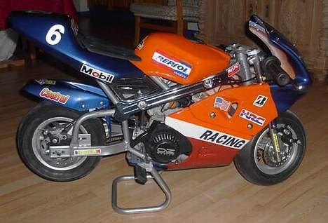 MiniBike Super sport 2 "BYTTET" - Har endelig fået smidt en masse klistermærker på. billede 2