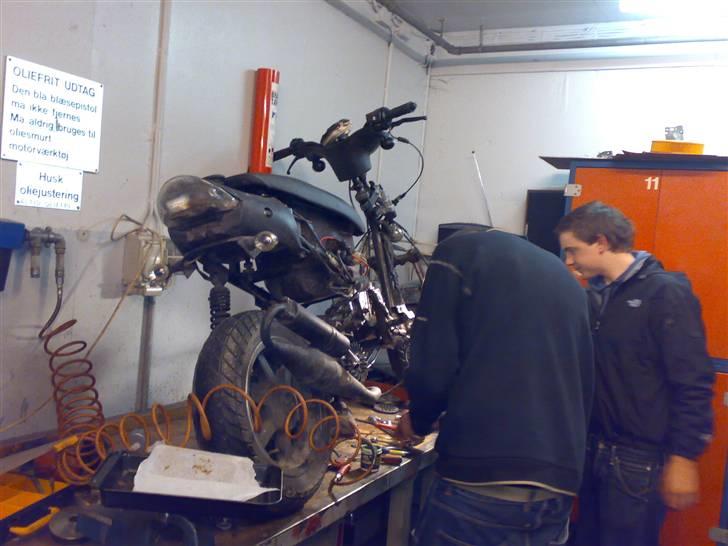 Honda (Byttet til sonic) - Hjaltes CPI på bordet et nyt stempel og nogle olie slanger skulle skiftes.. billede 8