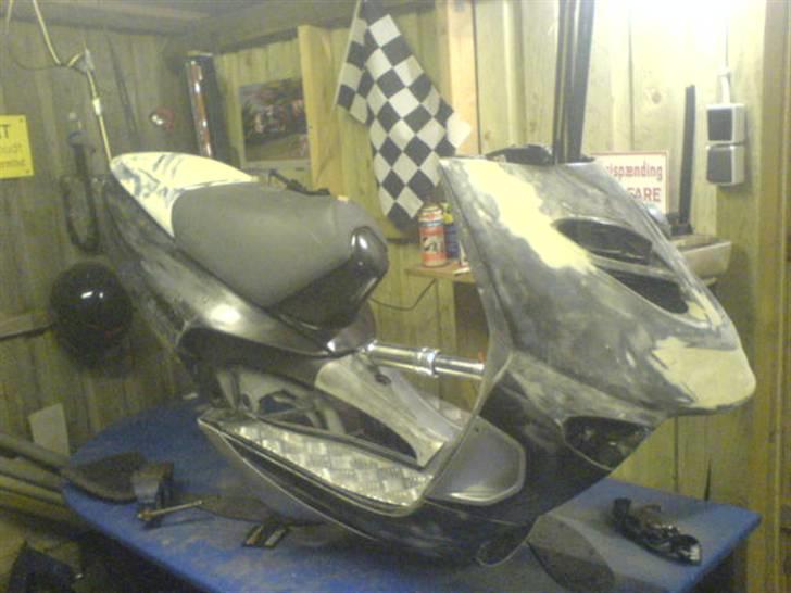 Aprilia SR 50 / Aerox SOLGT - Mit ønske er at få lavet støddæmper mellem benene. taget med SE w810i (vinteren 08) billede 12