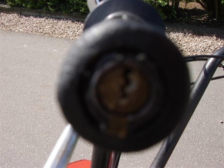 Puch mini  - inde i håndtaget sidder der en stang, hvad man kan tage ud og låse baghjulet med billede 7