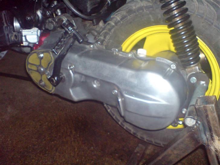 Yamaha Jog Lc Solgt - Det flotte varioskjold og man kan lige skimte Tp due cyllen og 24mm Mikuni billede 9