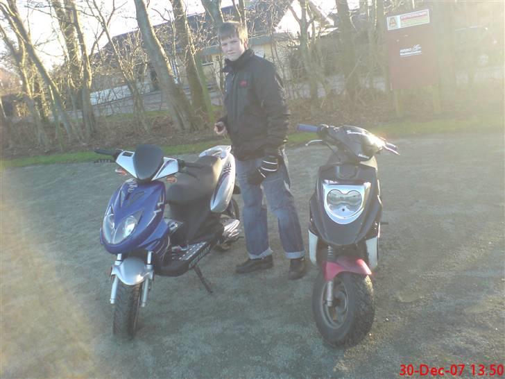 PGO Hot 50 SOLGT!!!!!!!!!!!!! - Benjamin som er ved hans Keeway focus og min PGO Hot 50:)  billede 15
