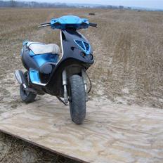 Piaggio NRG mc3 er i Sort-Blå-Hvi