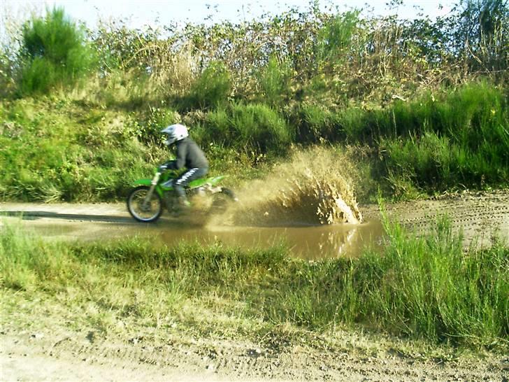 Kawasaki Kx 85 - Mig der lige hopper, har dog fået noget rigtigt cross tøj :D billede 3