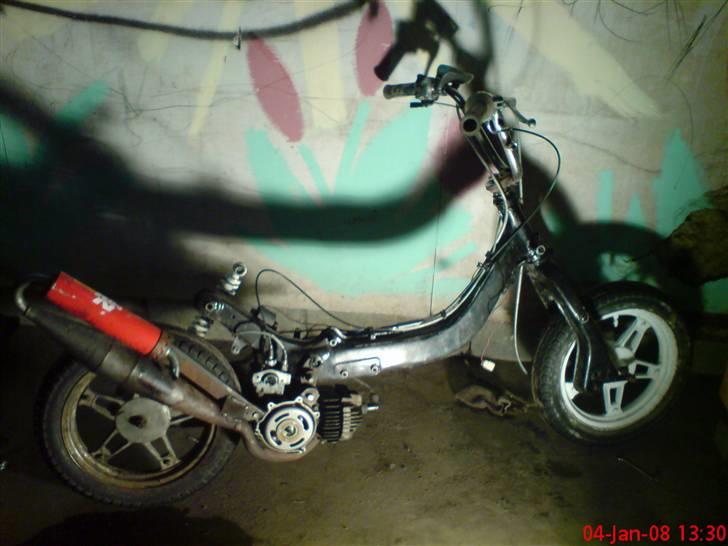 Suzuki fz50 ( SOLGT ) - Da den står uden sæde og det. billede 2