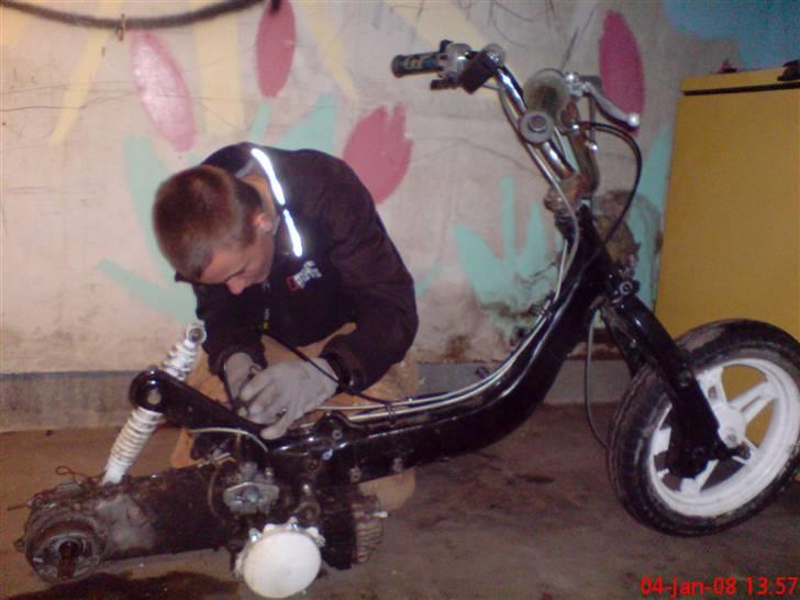 Suzuki fz50 ( SOLGT ) - Da vi var ved at tage motoren af. billede 3