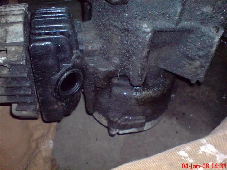 Suzuki fz50 ( SOLGT ) - Alt det snavs der var under cylænderen. billede 7