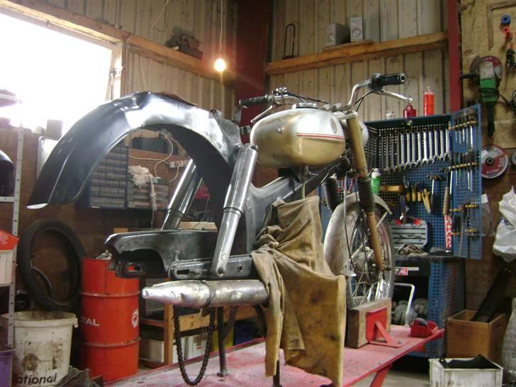 Puch VZ50 PROJEKT - Juni 2008, Projektet startede med at jeg li ville monterer det nye bagstykke, men det udviklede sig lidt.. Langfra færdig spartlet. billede 1