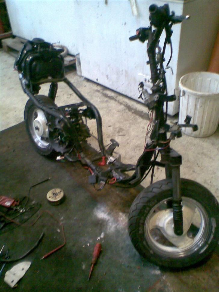 Yamaha jog fs (projekt) - som den står nu. r ved at lave motoren næsten std. billede 12