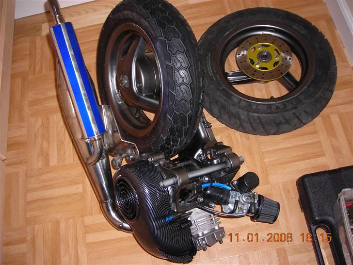 Aprilia sonic projekt - så er blokken færdigmalet syntes farven er rigtig flot og den har fået 4 gange klarlak  billede 7