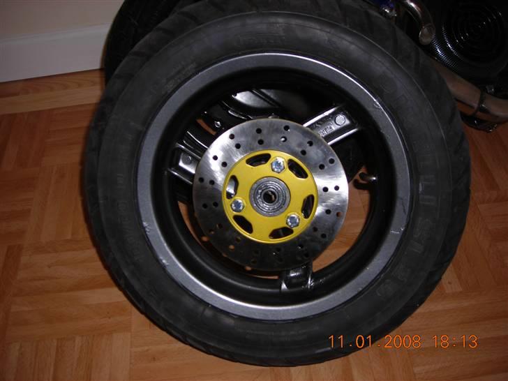 Aprilia sonic projekt - 19mm karburator med powerfilter i carbon og de nylakerede fælge billede 13