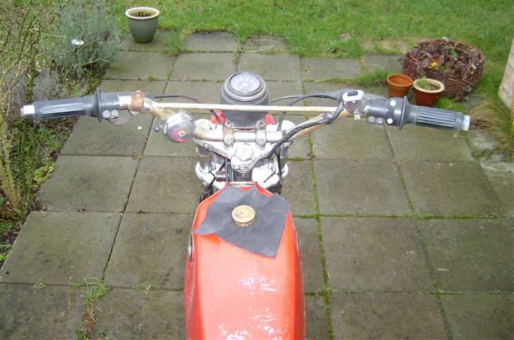 Puch T 50-4 Cobra t - Enkelt instrumentering - speedometer 0-100 km/t. Tankdæksel er på vej. billede 5