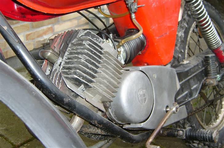 Puch T 50-4 Cobra t - Moteren. Her hører cylindere og topstykker med hjørneribber til. billede 6