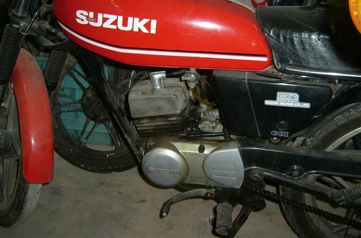 Suzuki GT-50K - Her ses oliebeholderen bag sideskjoldet. billede 8