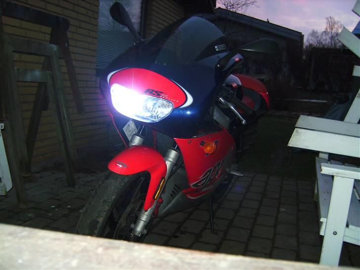 Aprilia Rs 50 SOLGT - forfra med xenon lyset tændt BLÆR billede 1