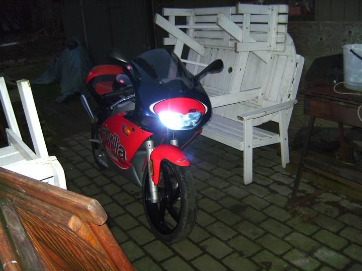 Aprilia Rs 50 SOLGT - skråt forfra med xenon tændt billede 5