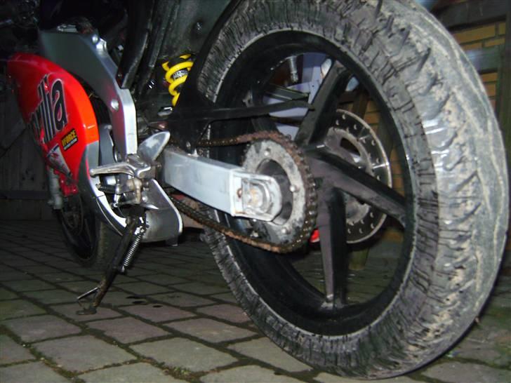 Aprilia Rs 50 SOLGT - bagfælgen.. lidt fedtet da jeg smurte kæden inden jomfru turen billede 10
