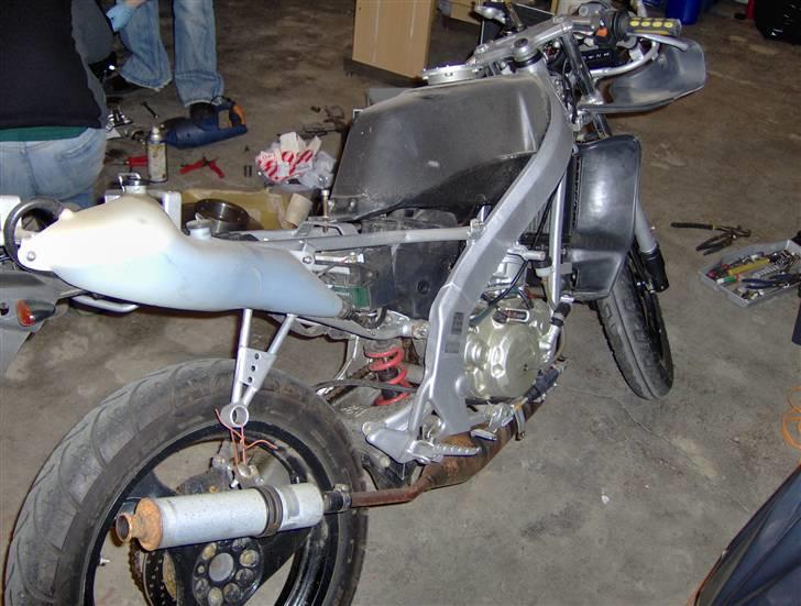 Aprilia RS50 (FØR) (SOLGT) - Strippet og malingsprocess begyndt, skal også rengøres og smøres billede 9