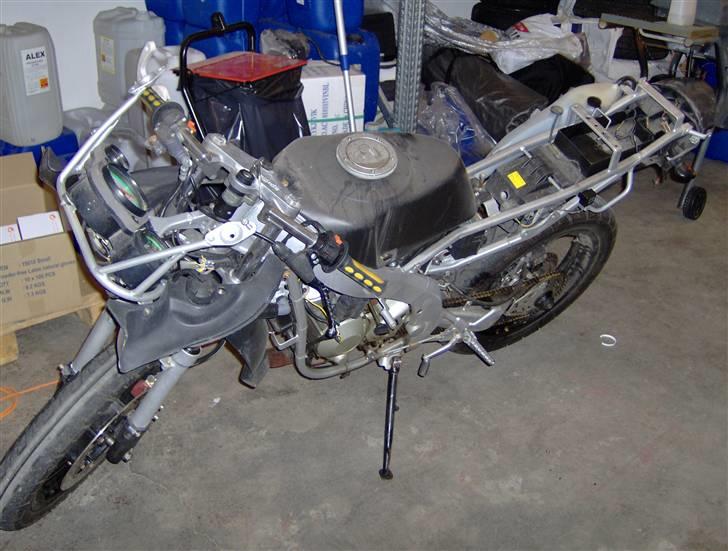 Aprilia RS50 (FØR) (SOLGT) - Har stået indenfor i 2 måneder med skjolde på, støvet mangler dog ikke! :P billede 10