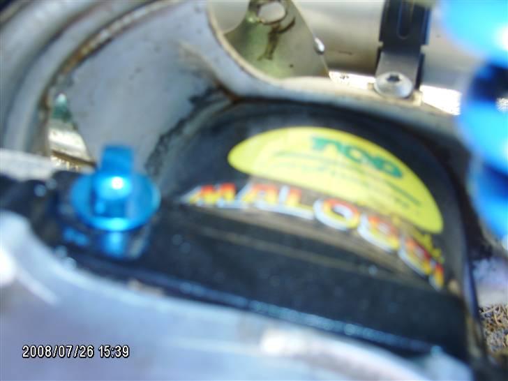 Yamaha Jog as - Putte <3 - Nyt. man kan lige se mifine nye kromblå olieprop, og mine to stickers :) billede 9