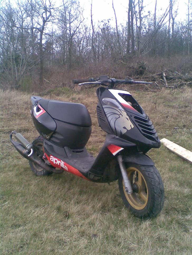 Aprilia sonic lc solgt - Hey alle sammen. Det er Allan der har taget billederne :D                             DEN ER TILSALG! billede 1
