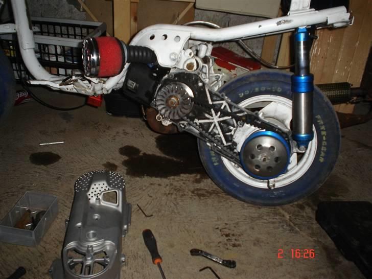 Yamaha jog Polini evo - Er igang med at lave den. læg mærke til hvor sort den er indeni, sådan så den ud da jeg fik den fra tidligere ejer. billede 14