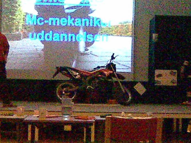 Gilera SMT   **SOLGT** - Skod billede :-/ men her er den inde i mulitsalen og blev brugt til en som havde et projekt.<3 billede 20