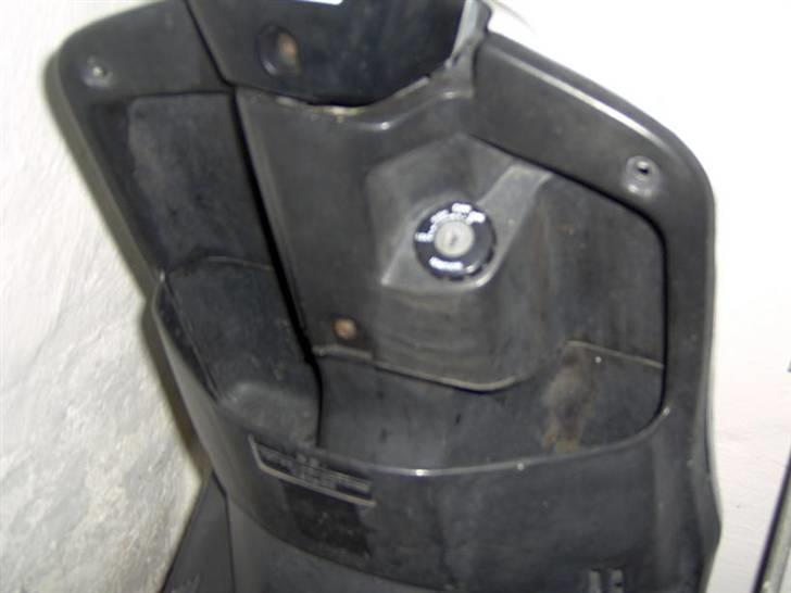 Yamaha jog fs "stjålet" - det plastik bliver hvid sammen med resten af det sorte.... billede 5