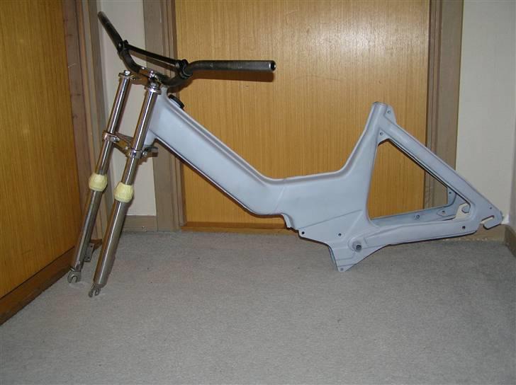 Puch maxi solgt i stumper  - Grundet stel med Renthal styr og EBR forgaffel... billede 1