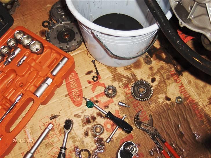 Aprilia RS50. Byttet til Ditech - Tja sådan ser mit gulv ud når jeg skruer i knallert billede 15