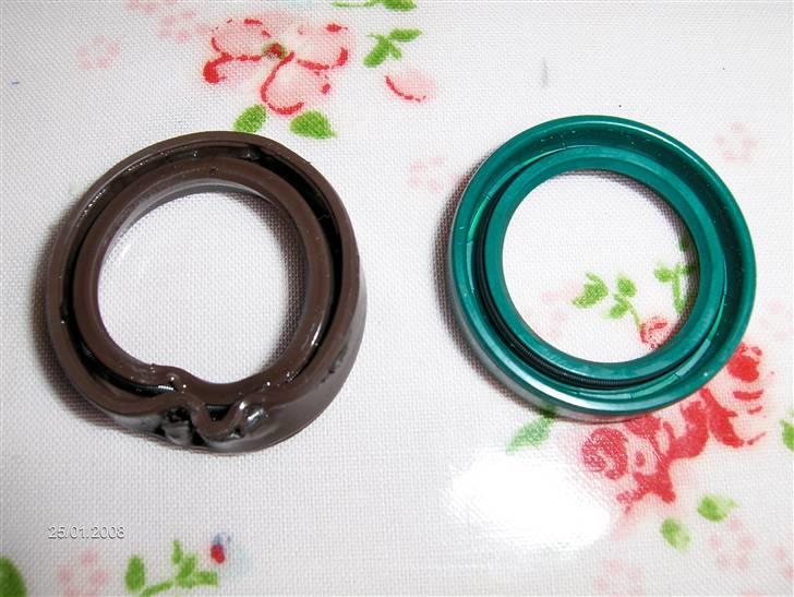 Aprilia RS50. Byttet til Ditech - Sådan skal en simmerring vidst ikke se ud, den grønne er ny billede 17