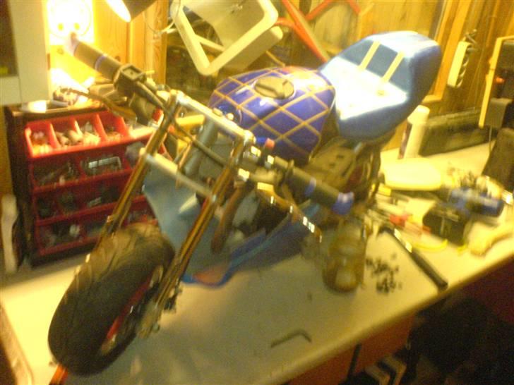 MiniBike Pocketbike [SOLGT] - lige ved at blive samlet igen (: billede 1