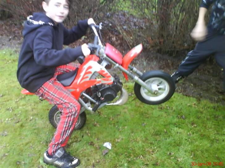 MiniBike mini crosser panser tog  - side fra med mig på. billede 7