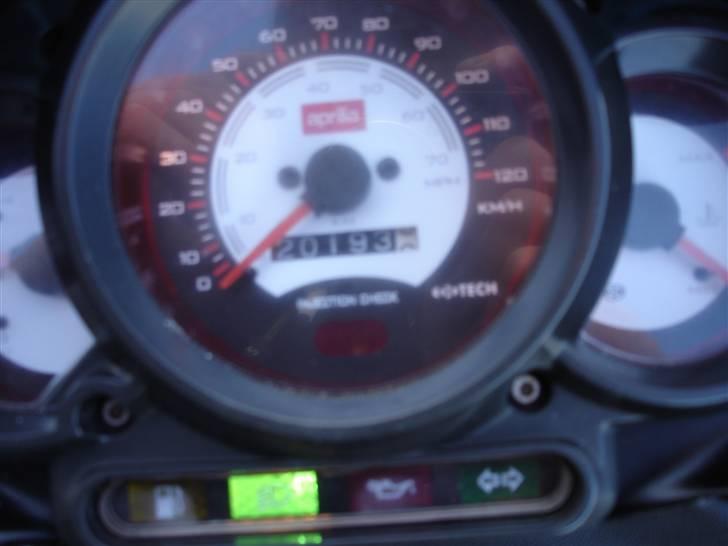 Aprilia SR 50 ditech - det kan godt være den har gået langt men den er god !! billede 4