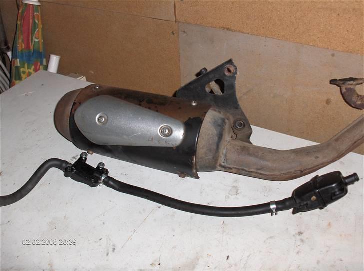 Yamaha Jog R - standart udsødningen og et eller andet slange noget som skal på men nu er der jo ikke blindrør på den udstødning som jeg har på så af med det. billede 19