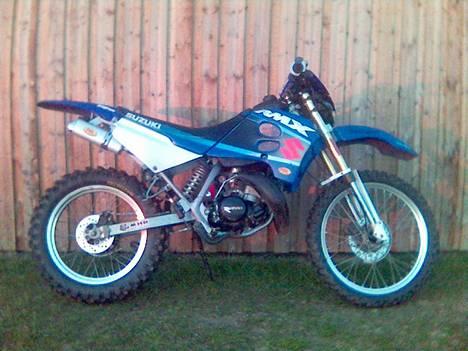 Suzuki Rmx SOLGT - Nyt pic fra den 29/3 Hvor jeg har fået sat nye cross dæk på og en bagskærm fra en 125cc yamaha og skåret i side skjoldene billede 1