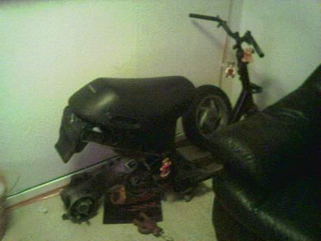 Piaggio Zip [Vinter Projekt] - Stel + forgaffel der står på mit værelse, skal males hvidt. billede 2